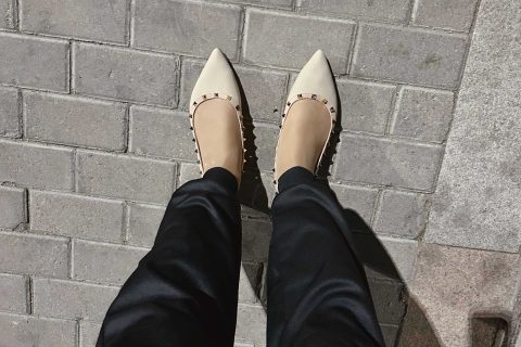 铆钉平底鞋搭配丝袜 / Studded flats with stockings
