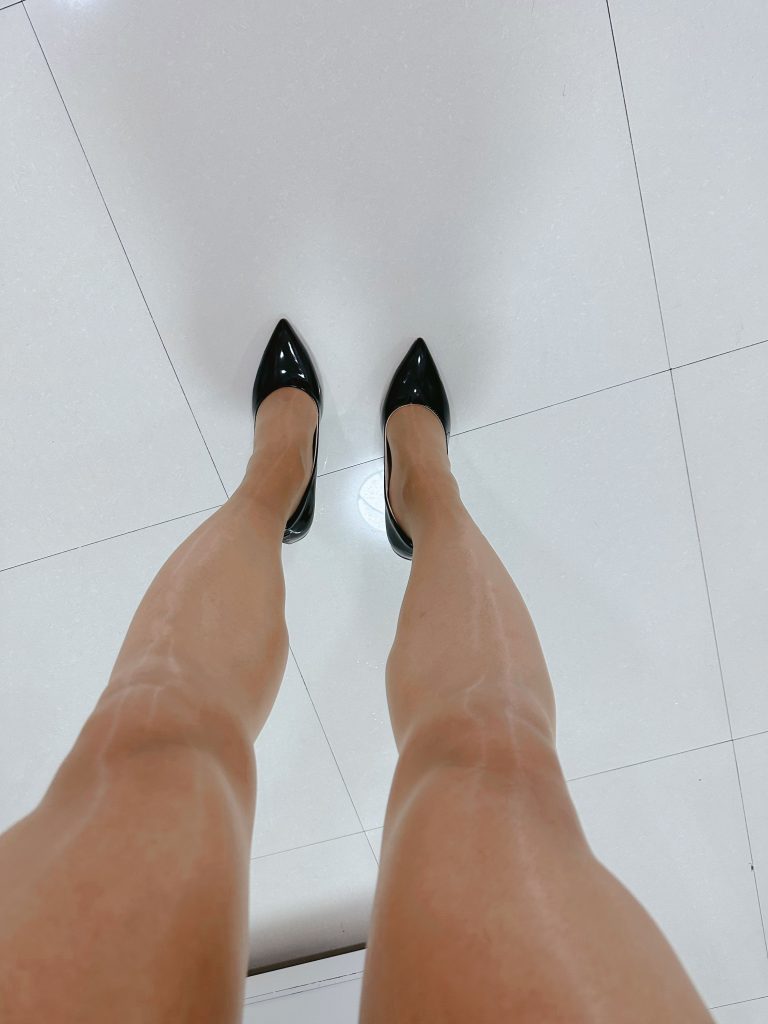 油亮丝袜搭配高跟鞋与双脚手铐 / Glossy stockings with high heels and ankle handcuffs