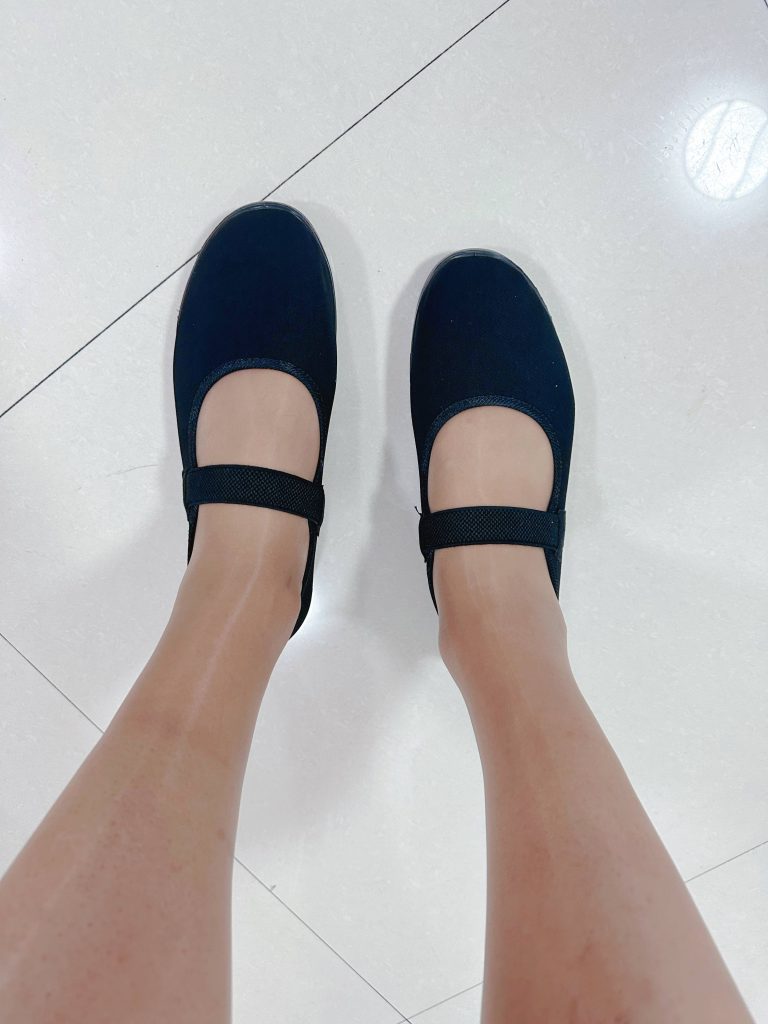 丝袜搭配女士凉鞋侧面效果 / Stockings with women's sandals side view
