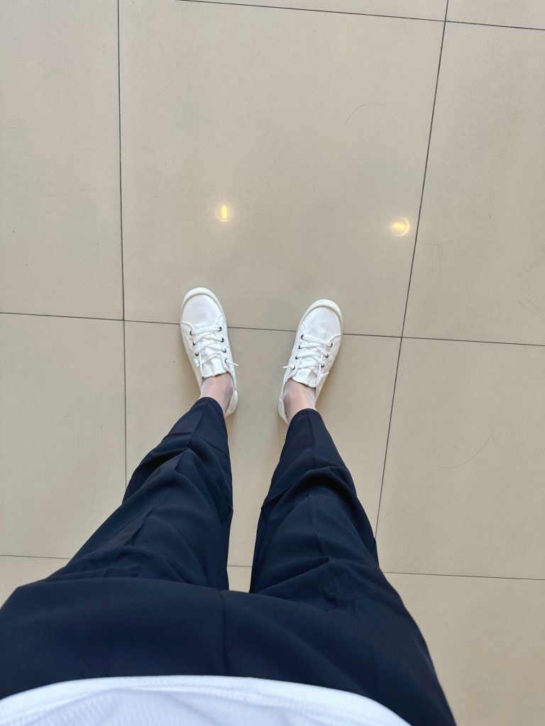 浅色丝袜搭配小白鞋正面效果 / Light stockings with white sneakers front view