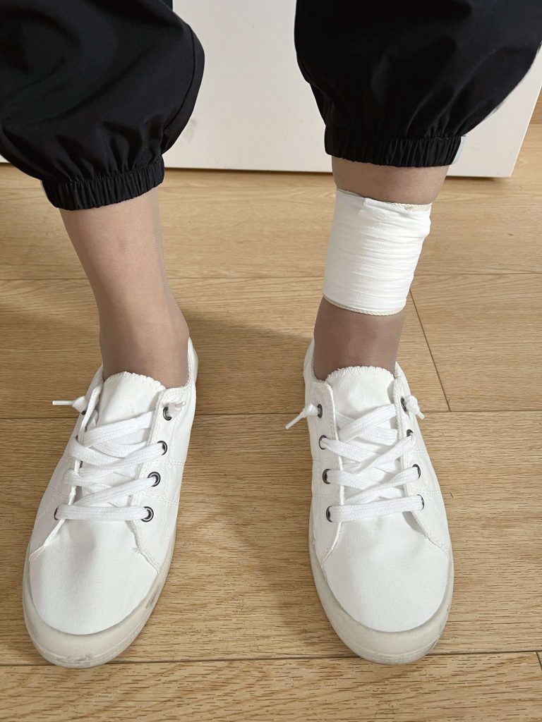 丝袜小白鞋与左腿捆绑 / Stockings, white sneakers and left leg bondage