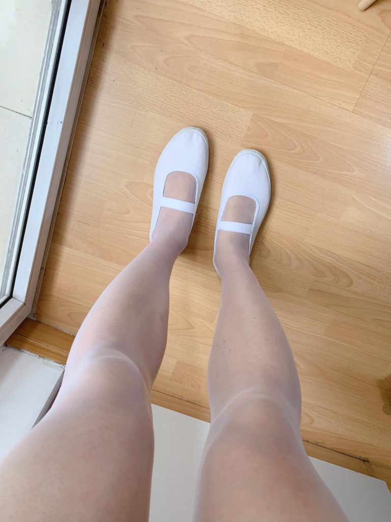 白一带舞蹈鞋搭配丝袜 / White strap dance shoes with stockings
