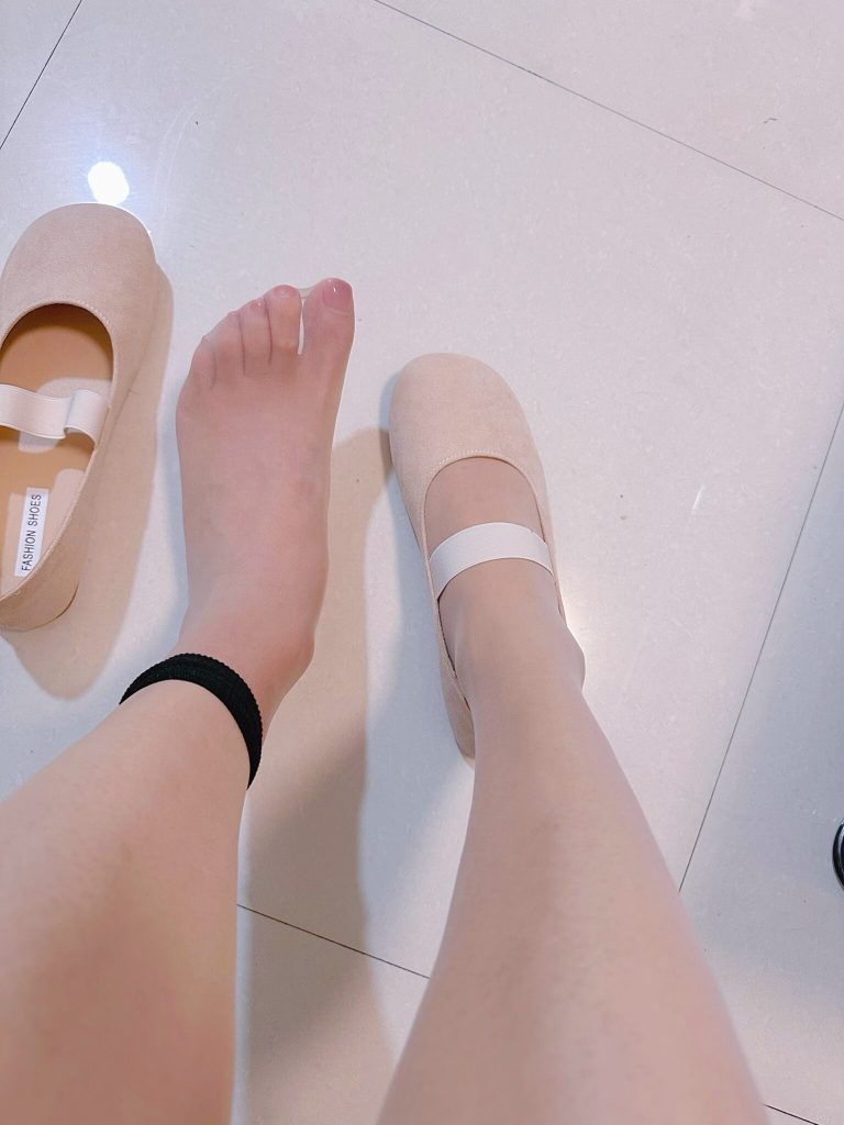 黑丝袜搭配平底鞋日常穿搭展示 / Black stockings with flats daily outfit