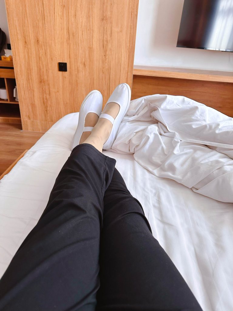 旅行途中丝袜鞋履搭配造型 / Travel outfit with stockings and footwear