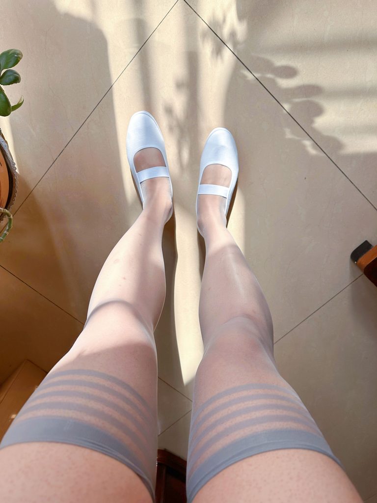 穿长筒袜搭配舞蹈鞋和护士鞋的腿部图片 / Legs wearing stockings with dance shoes and nurse shoes