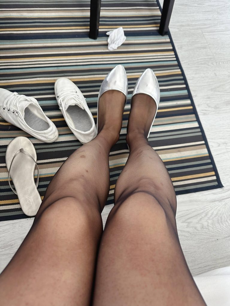 泰国酒店内的白色平底鞋穿搭 / White flats outfit in a Thailand hotel