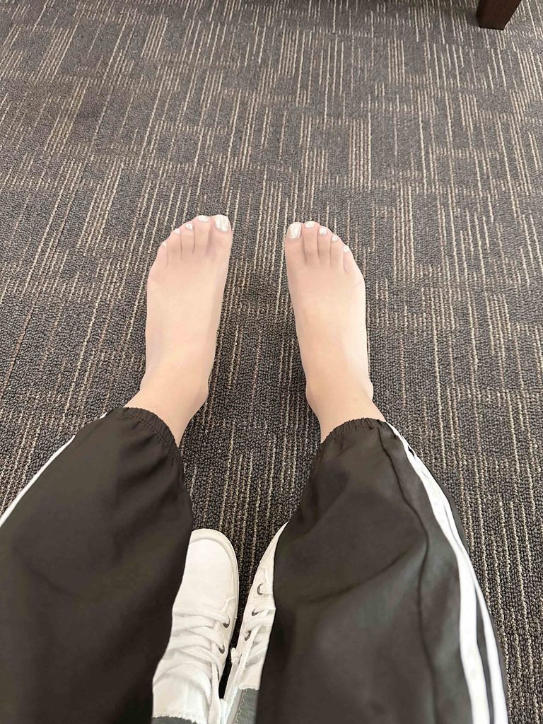 香港机场丝袜美甲与舞蹈鞋穿搭 / Stockings, pedicure and dance shoes at Hong Kong airport