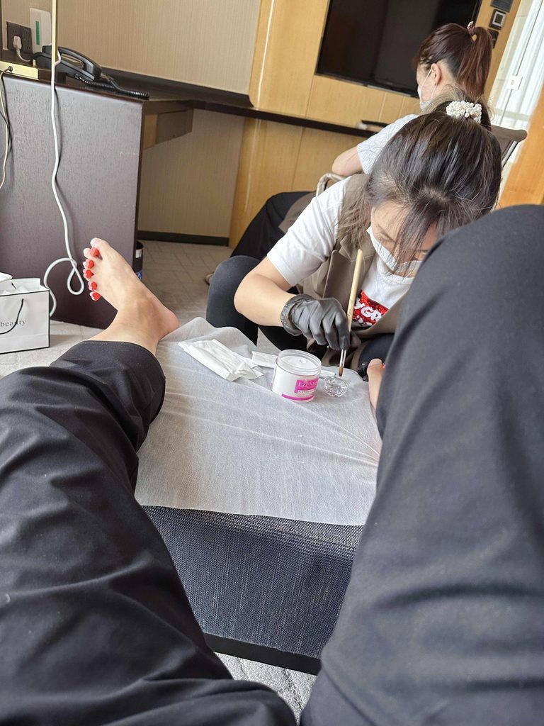 男生在美甲店准备做脚美甲 / Man getting a pedicure at a nail salon
