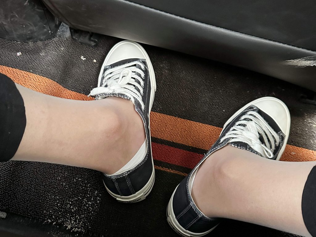 黑色帆布鞋搭配丝袜穿搭 / Black canvas shoes with stockings