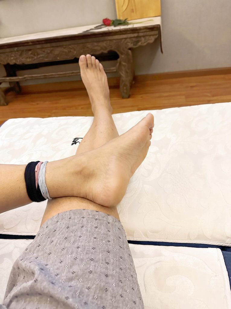 丝袜捆绑状态下的足疗图片 / Stocking bondage foot massage