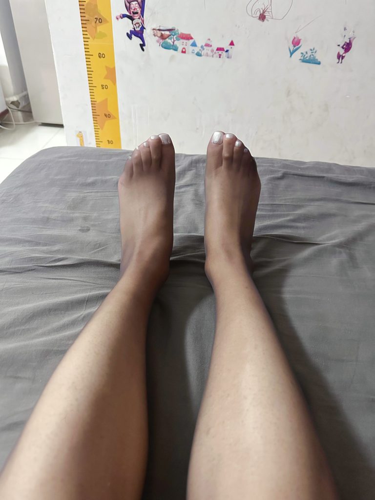 黑丝美甲与腿部细节 / Black stockings, pedicure and leg detail