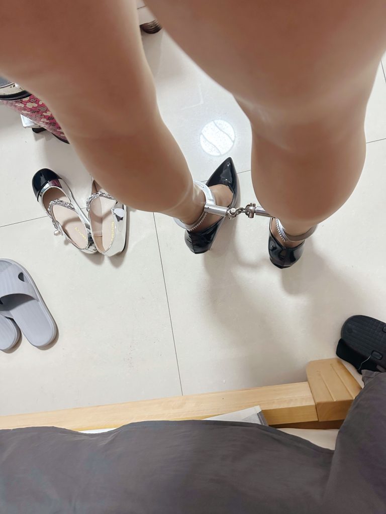 丝袜高跟鞋双脚并拢手铐束缚 / Stockings and high heels with ankles cuffed together