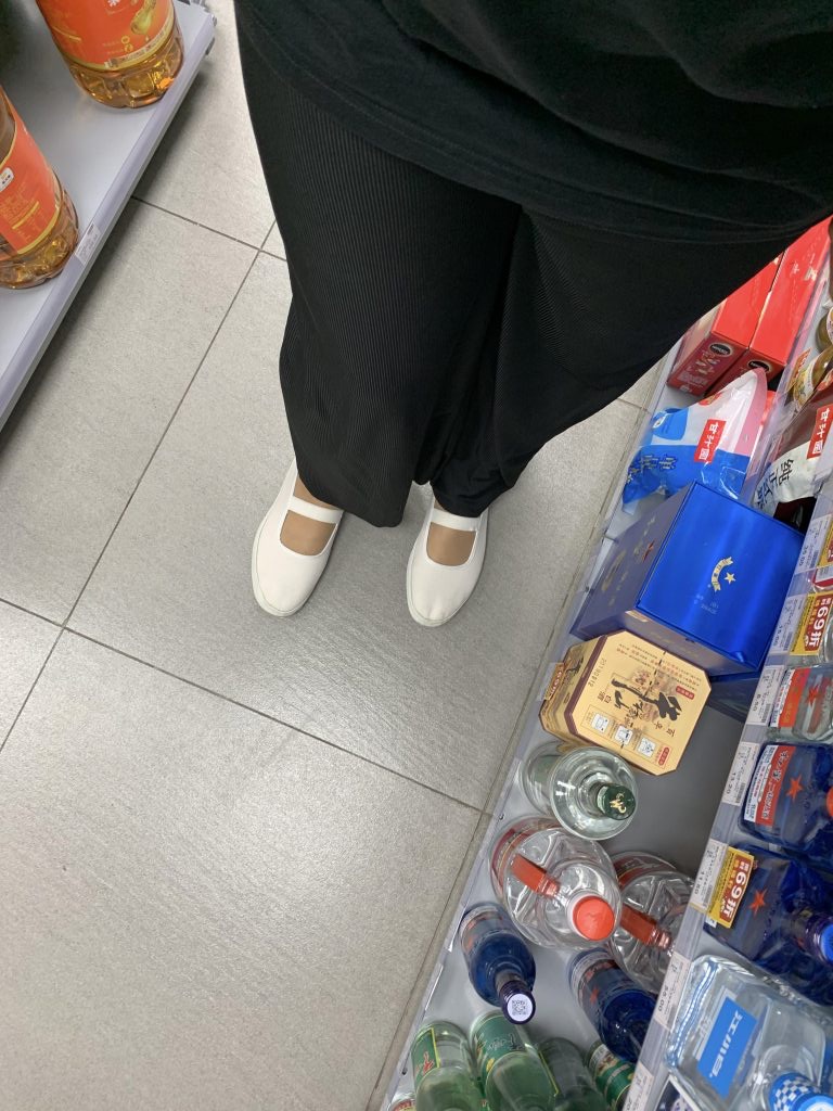 丝袜与白一带舞蹈鞋鞋面细节 / Stockings and white strap dance shoes detail