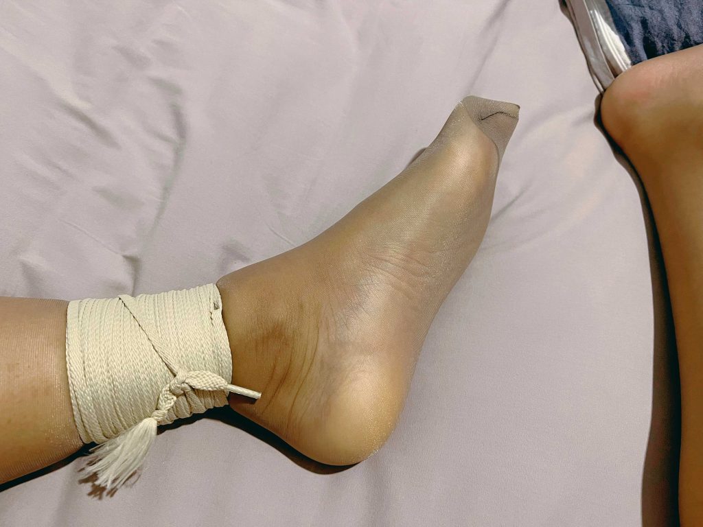 左腿极限紧缚捆绑｜脚丫从发紫到麻木的SM自虐记录