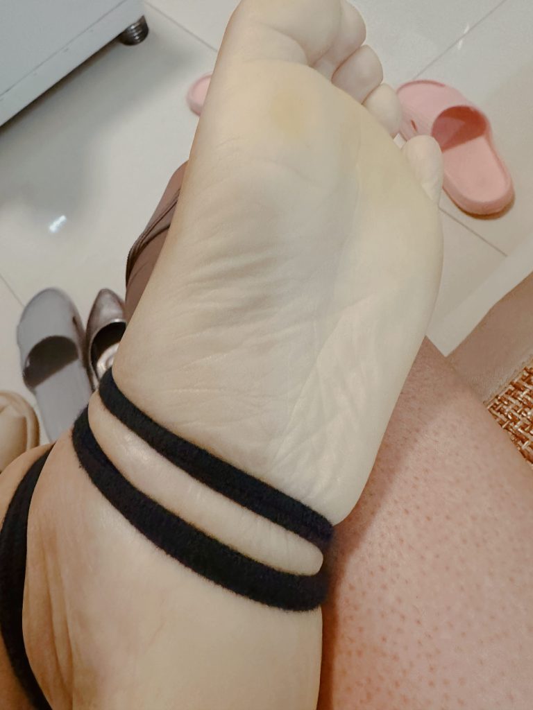 小腿束缚后脚部颜色变化观察记录 / Foot color change observation after leg restraint
