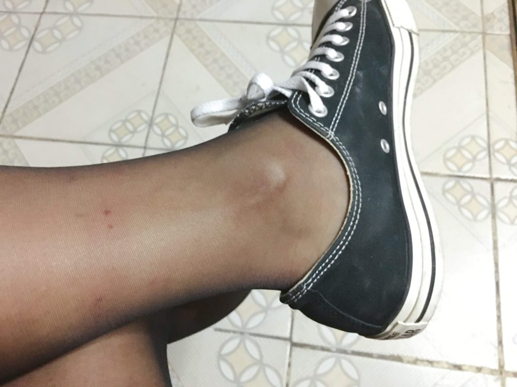 浅色丝袜搭配黑色帆布鞋 / Light stockings with black canvas shoes