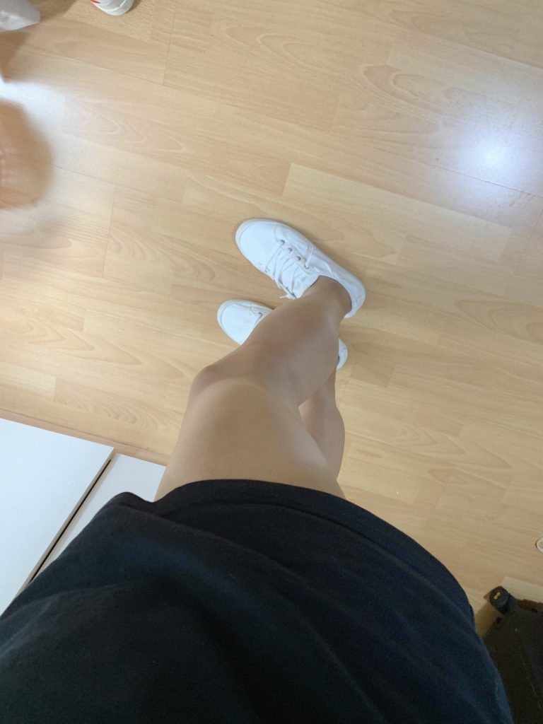 小白鞋丝袜近距离鞋袜细节 / Close-up of white sneakers with stockings