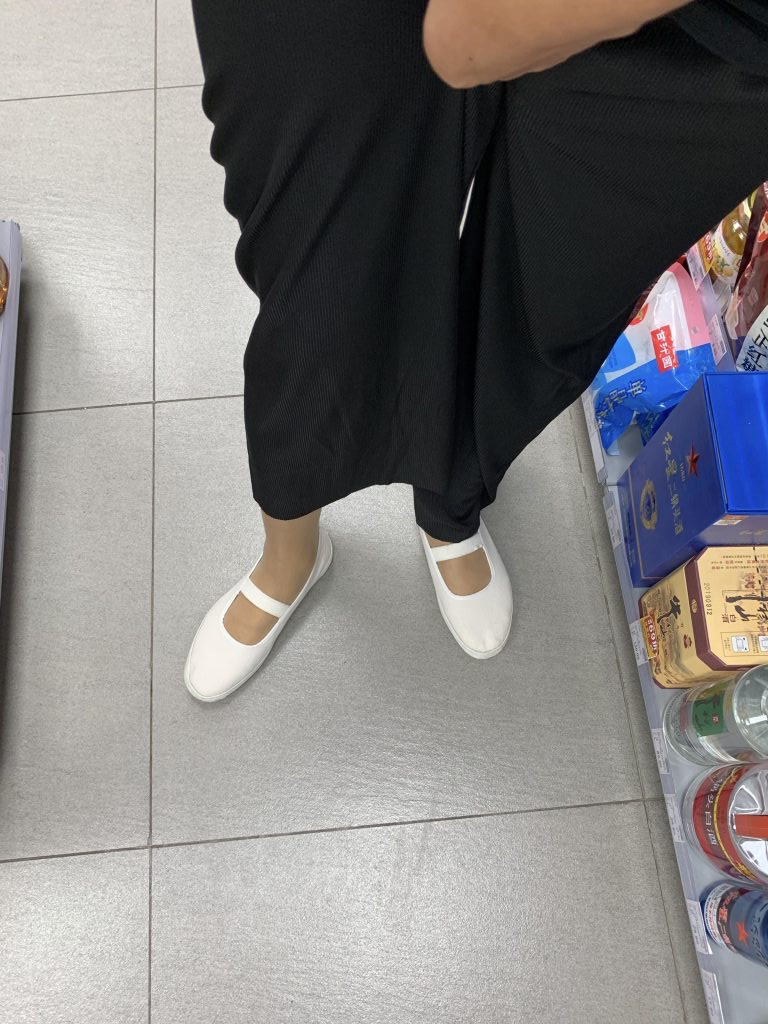 怀旧白色布面舞蹈鞋丝袜整体穿搭 / Overall retro white fabric dance shoes with stockings