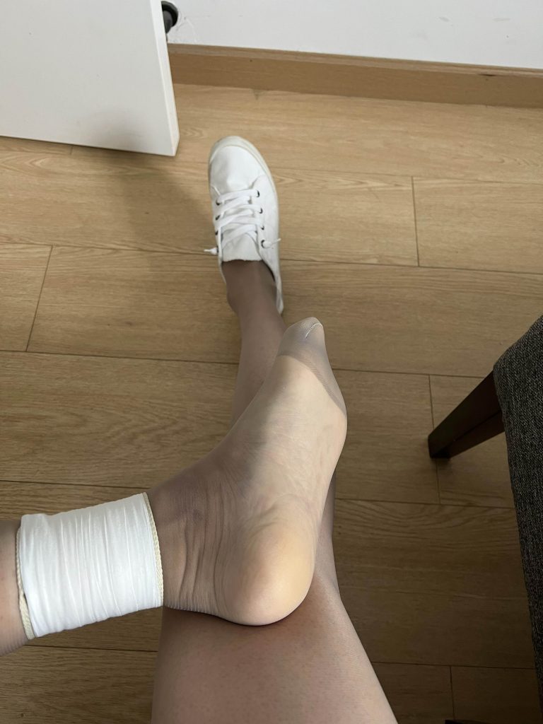 绳缚左腿与脚部麻木状态记录 / Left leg bondage with numb foot