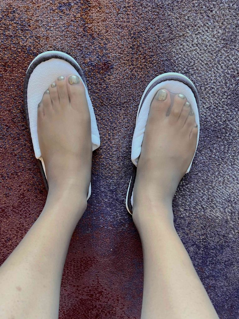 镜面光泽脚部美甲效果 / Glossy mirror effect toenail art
