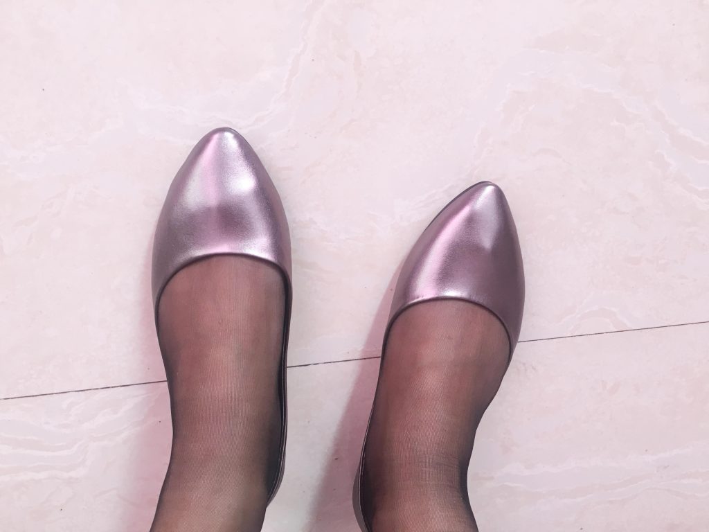 浅色丝袜搭配银色浅口鞋 / Light stockings with silver flats