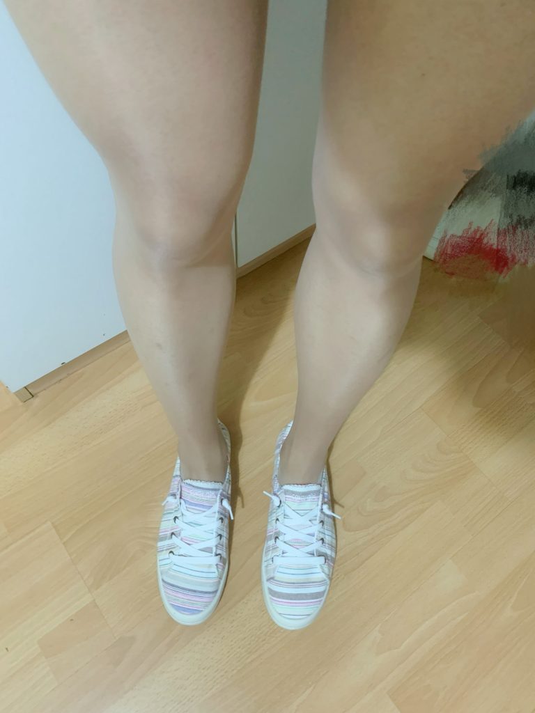 浅色丝袜与白色低帮鞋穿搭 / Light stockings with white low-top shoes