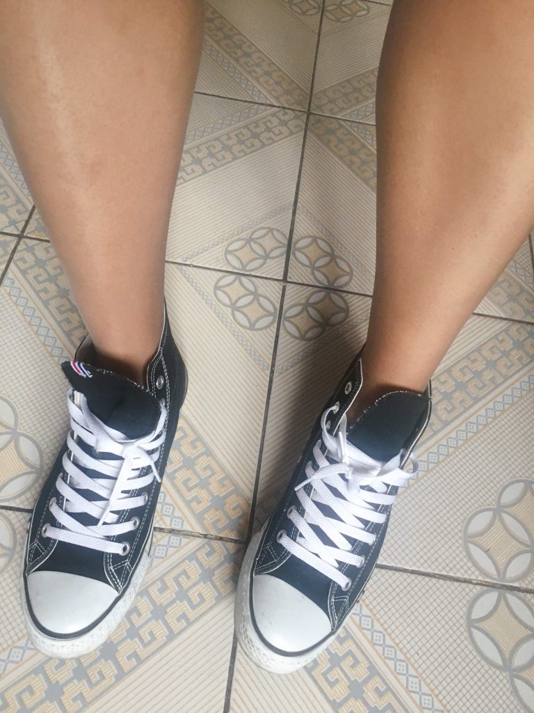黑色帆布鞋与丝袜脚部细节 / Black canvas shoes with stockings detail