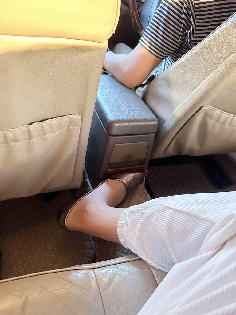 车内的平底鞋和袜子搭配 / Flats and socks outfit in a car