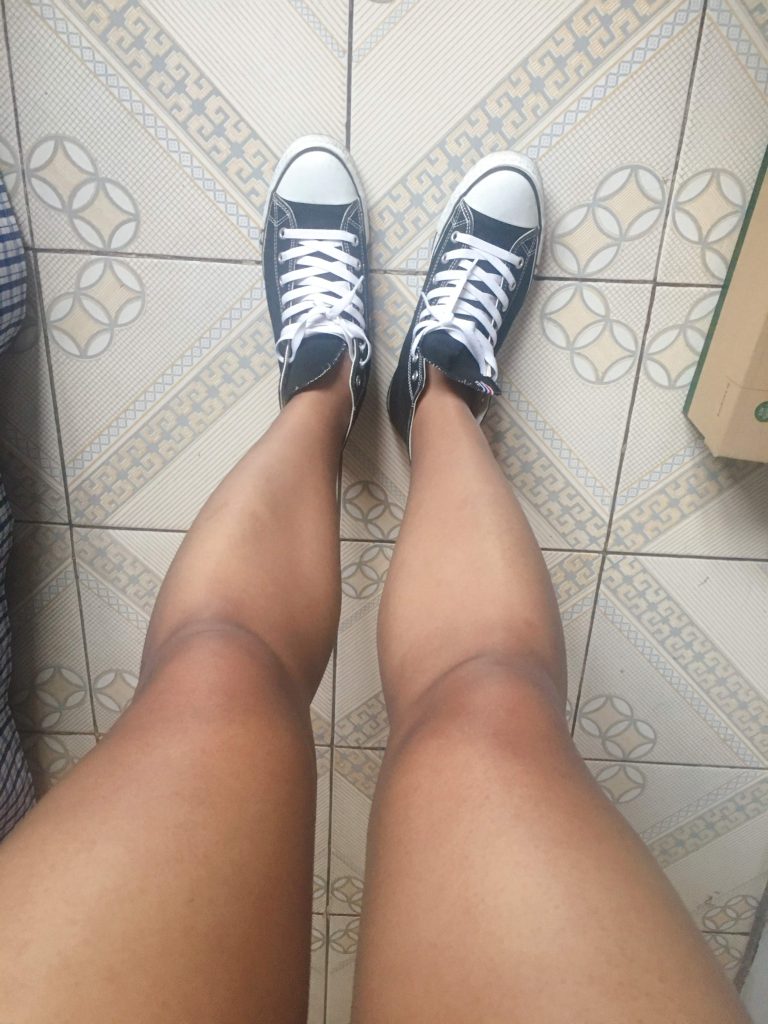 丝袜穿搭黑色帆布鞋侧面效果 / Stockings with black canvas shoes side view