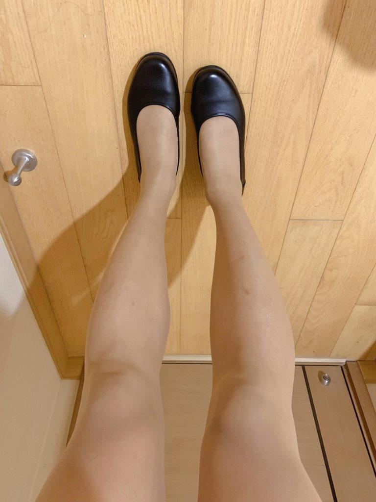 丝袜搭配黑色空姐平底鞋正面效果 / Stockings with black flight attendant flats front view