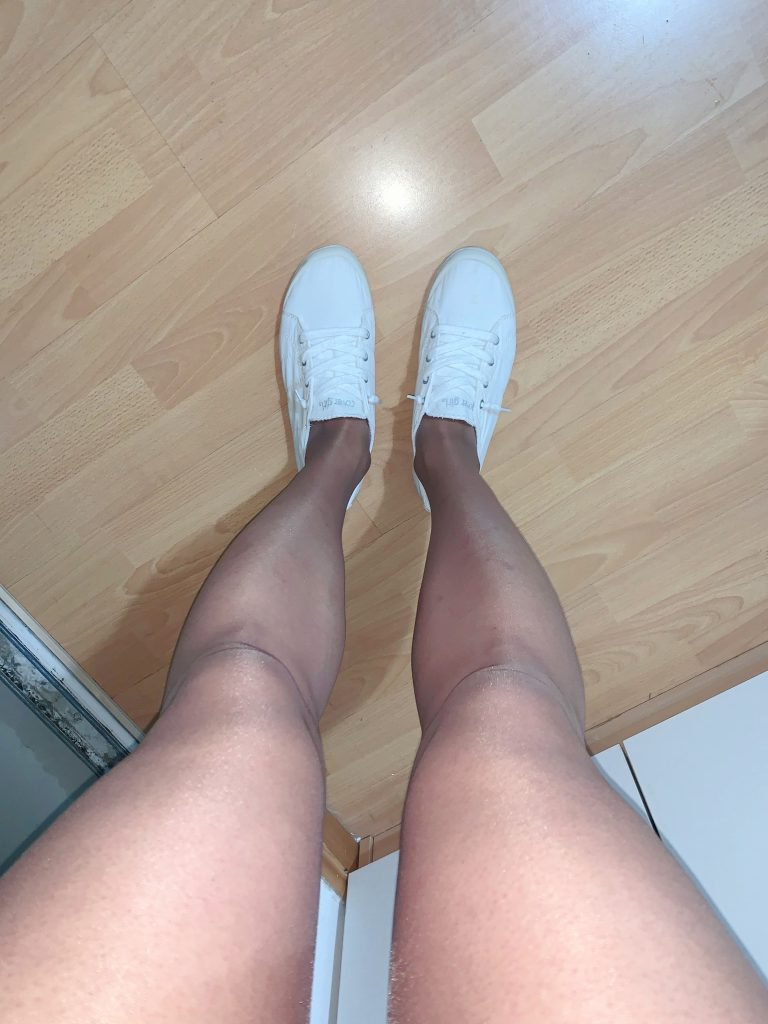 不同颜色丝袜与小白鞋整体穿搭 / White sneakers with different colored stockings