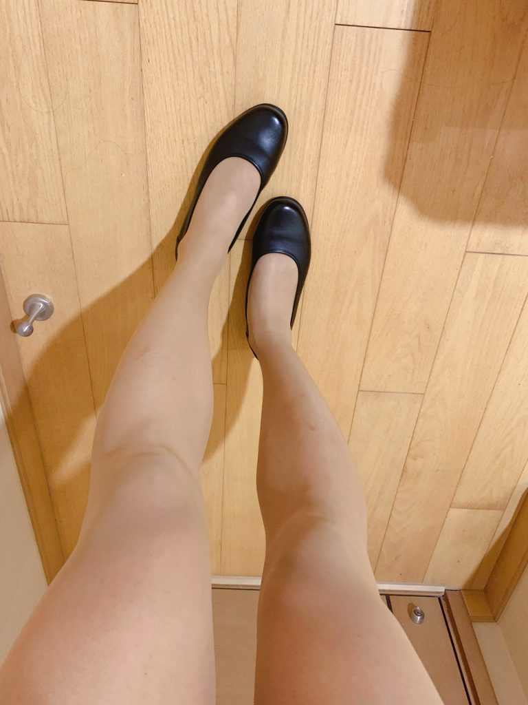 黑色浅口平底鞋与丝袜腿部穿搭 / Black low-cut flats with stockings