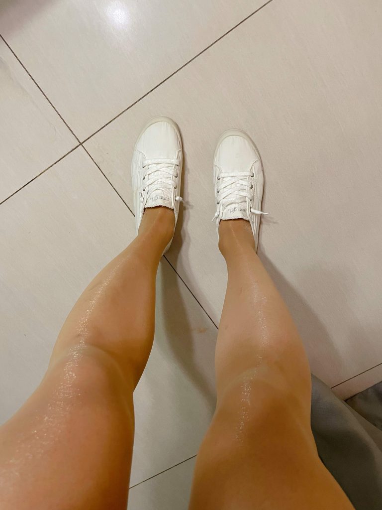 小白鞋与丝袜脚踝细节 / White sneakers with stockings ankle detail