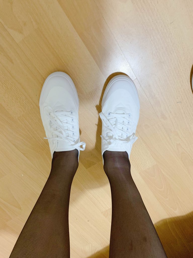 丝袜与白色帆布鞋脚踝细节 / Stockings and white canvas shoes ankle detail
