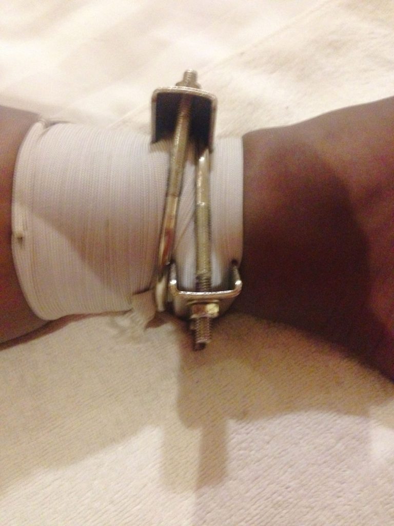 左腿紧缚与脚底颜色变化 / Left leg bondage with sole discoloration