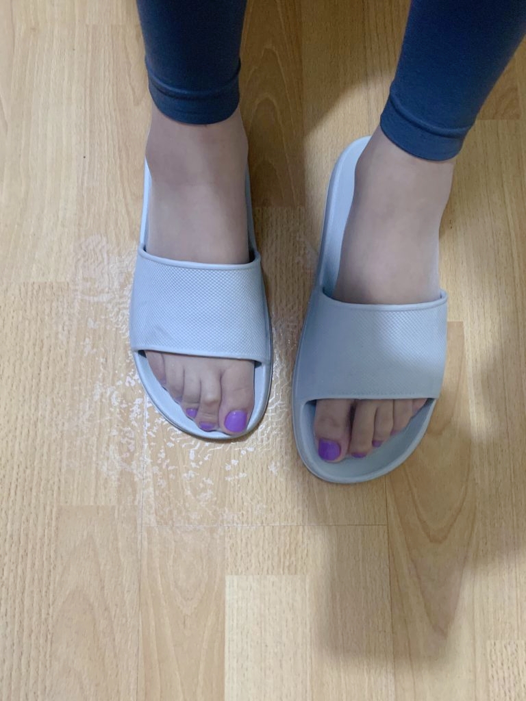 紫色脚趾美甲优雅色彩展示 / Purple toenail art with elegant color style