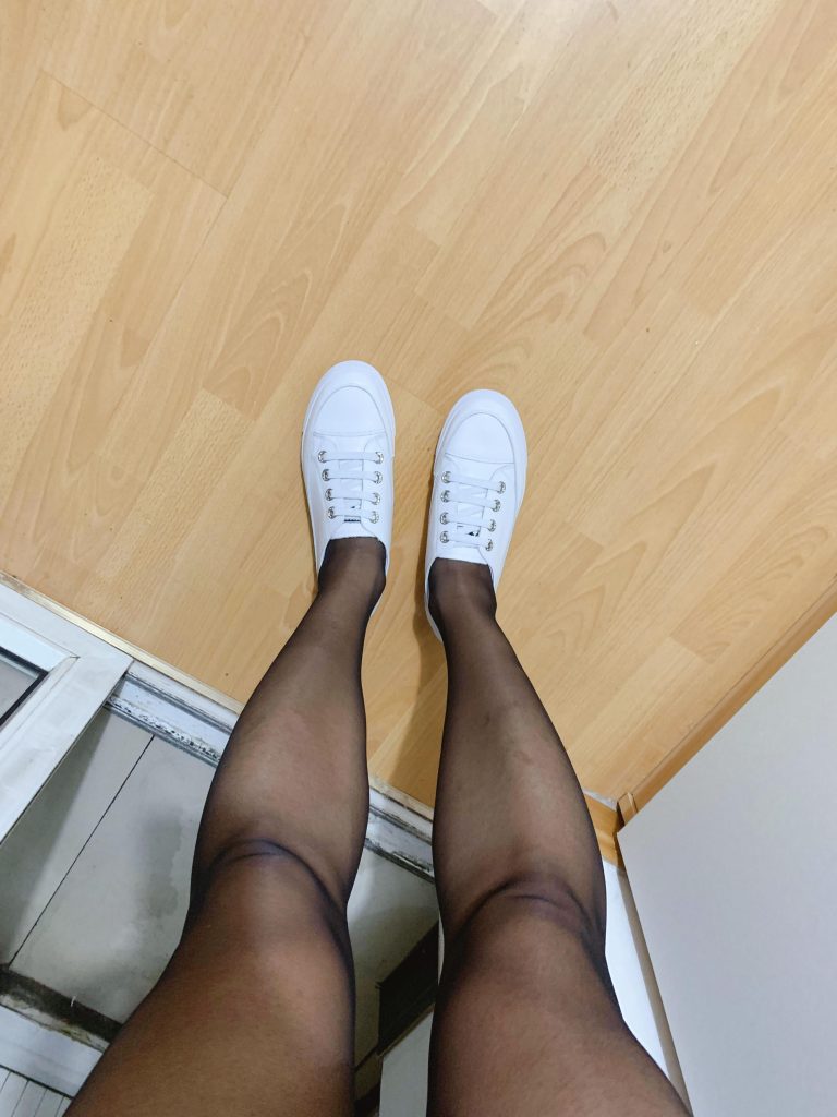 白色帆布鞋与丝袜整体穿搭效果 / Overall white canvas shoes and stockings outfit
