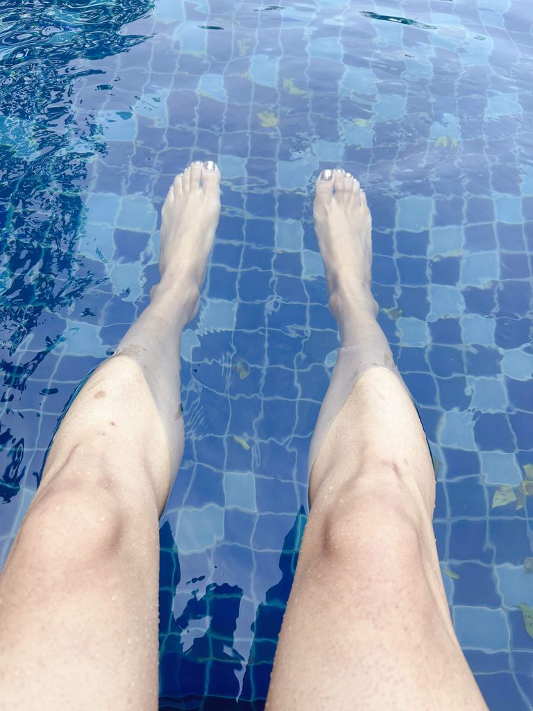 泳池边的平底鞋穿搭 / Flats outfit by the pool in Thailand