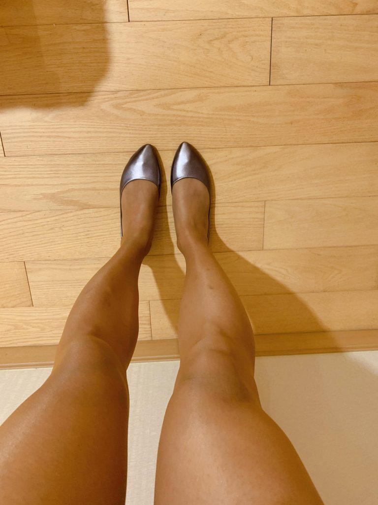 银色平底鞋与丝袜脚部细节 / Silver flats with stockings detail