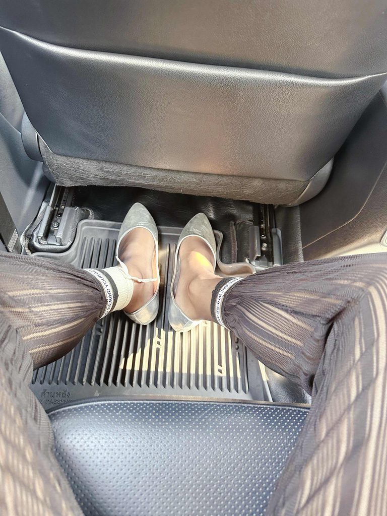车内的平底鞋和袜子搭配 / Flats and socks outfit in a car