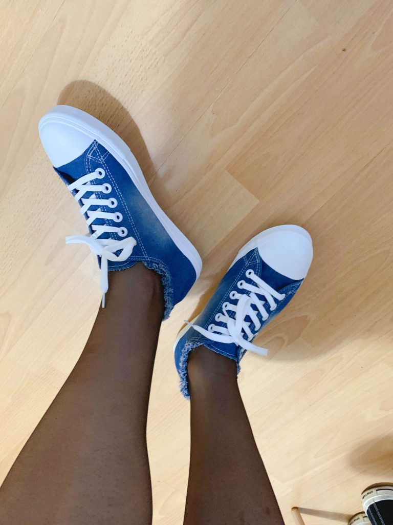 蓝色帆布鞋与丝袜腿部穿搭 / Blue canvas shoes and stockings leg outfit