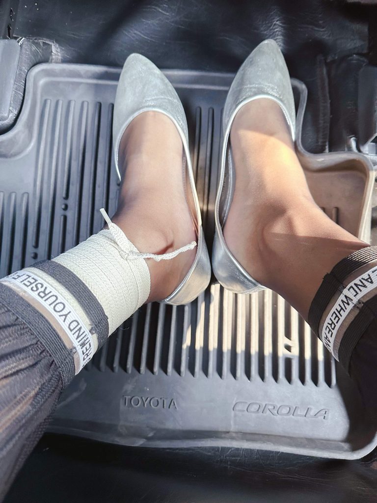 车内的平底鞋和袜子搭配 / Flats and socks outfit in a car