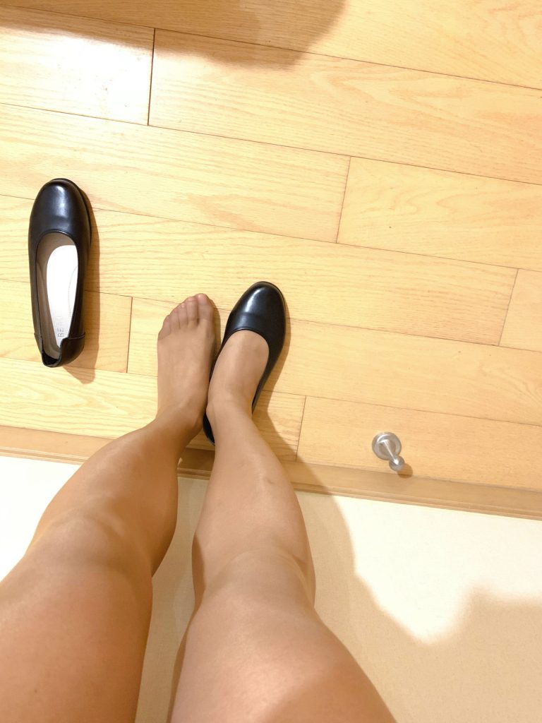 黑色平底鞋丝袜脚踝与鞋面细节 / Black flats with stockings detail