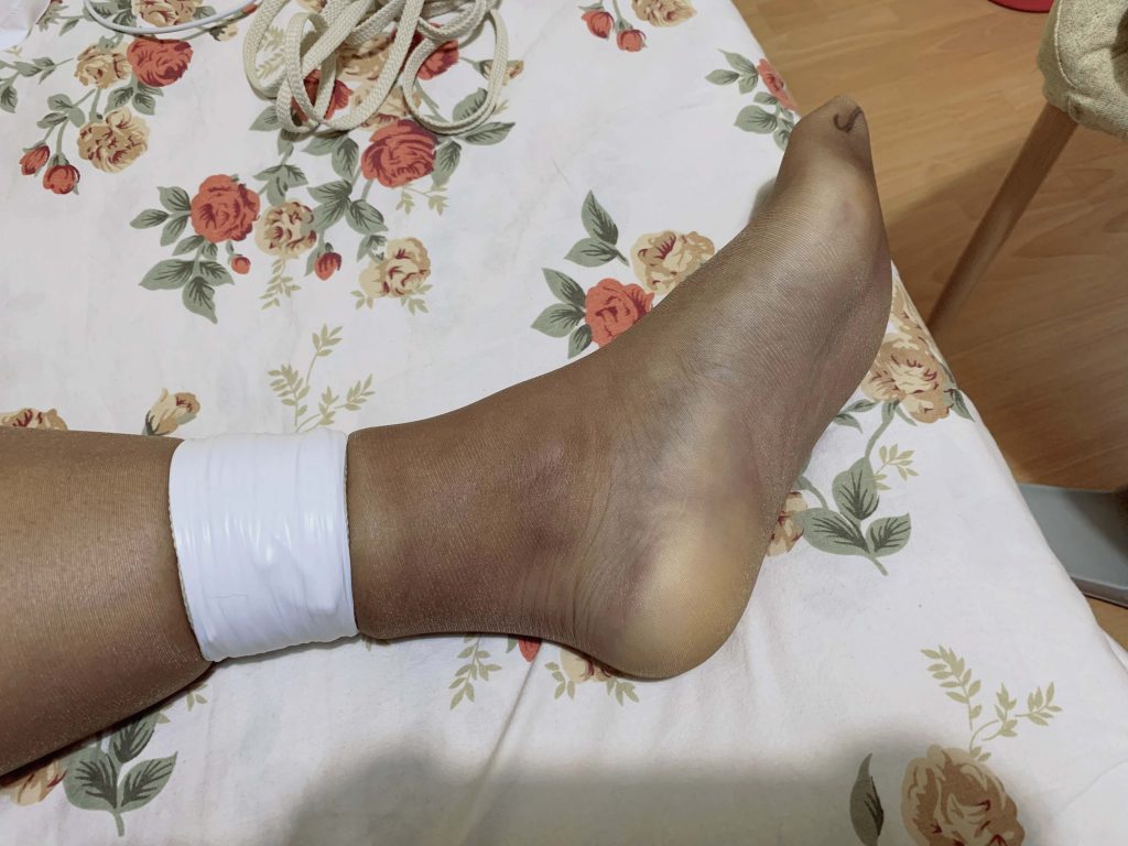 极限腿部束缚与脚趾细节 / Extreme leg bondage and toe detail