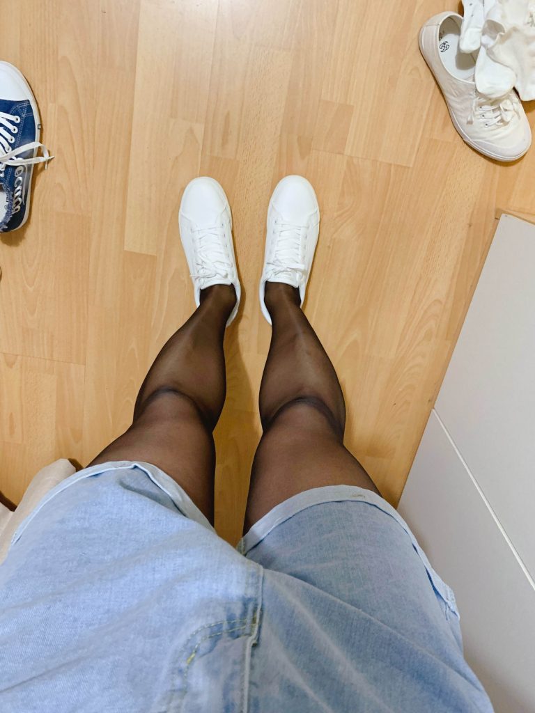 浅色丝袜搭配白色帆布鞋 / Light stockings with white canvas shoes