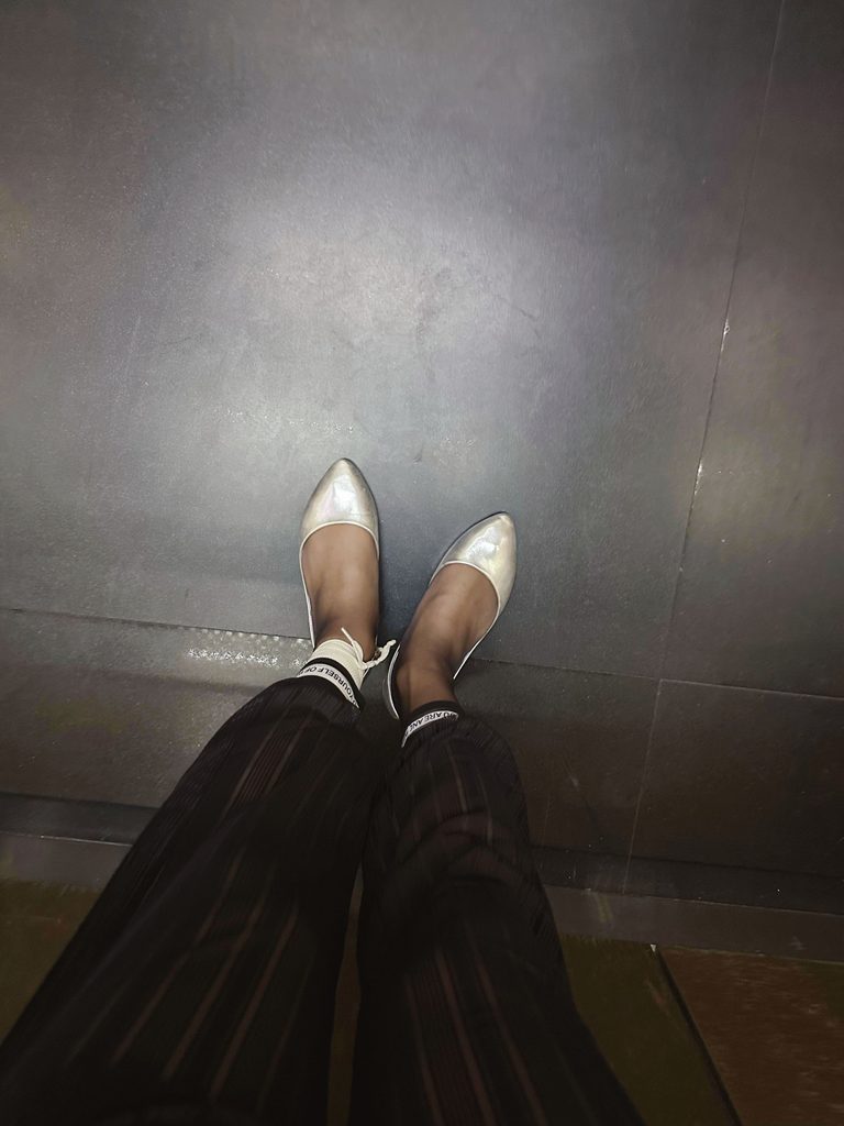 车内的平底鞋和袜子搭配 / Flats and socks outfit in a car
