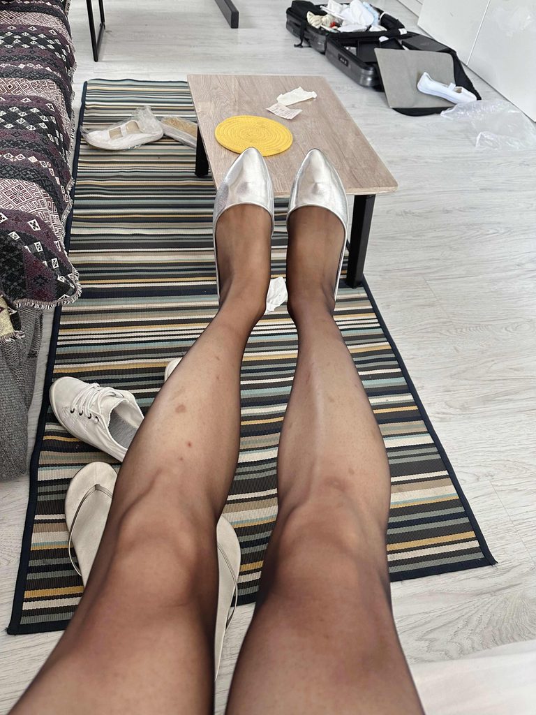 泰国酒店内的白色平底鞋穿搭 / White flats outfit in a Thailand hotel