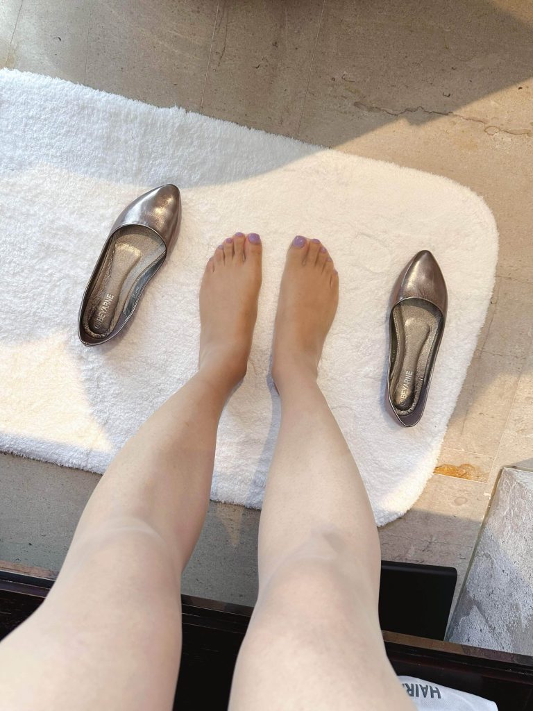 丝袜搭配银色平底鞋正面效果 / Stockings with silver flats front view