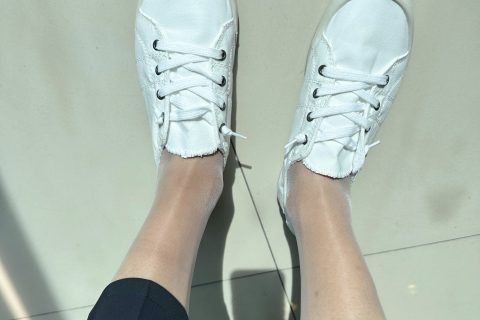 小白鞋搭配丝袜穿搭 / White sneakers with stockings