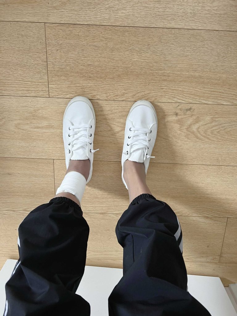 左腿紧缚下的丝袜小白鞋穿搭 / Stockings and white sneakers with tight left leg bondage